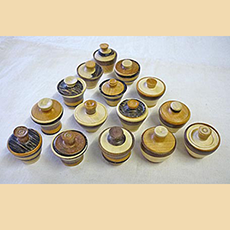 Minischmuckdosen, Schmuck- oder Erstzahndosen aus bis zu fünf verschiedenen Edelhölzern, exzentrisch verleimt
